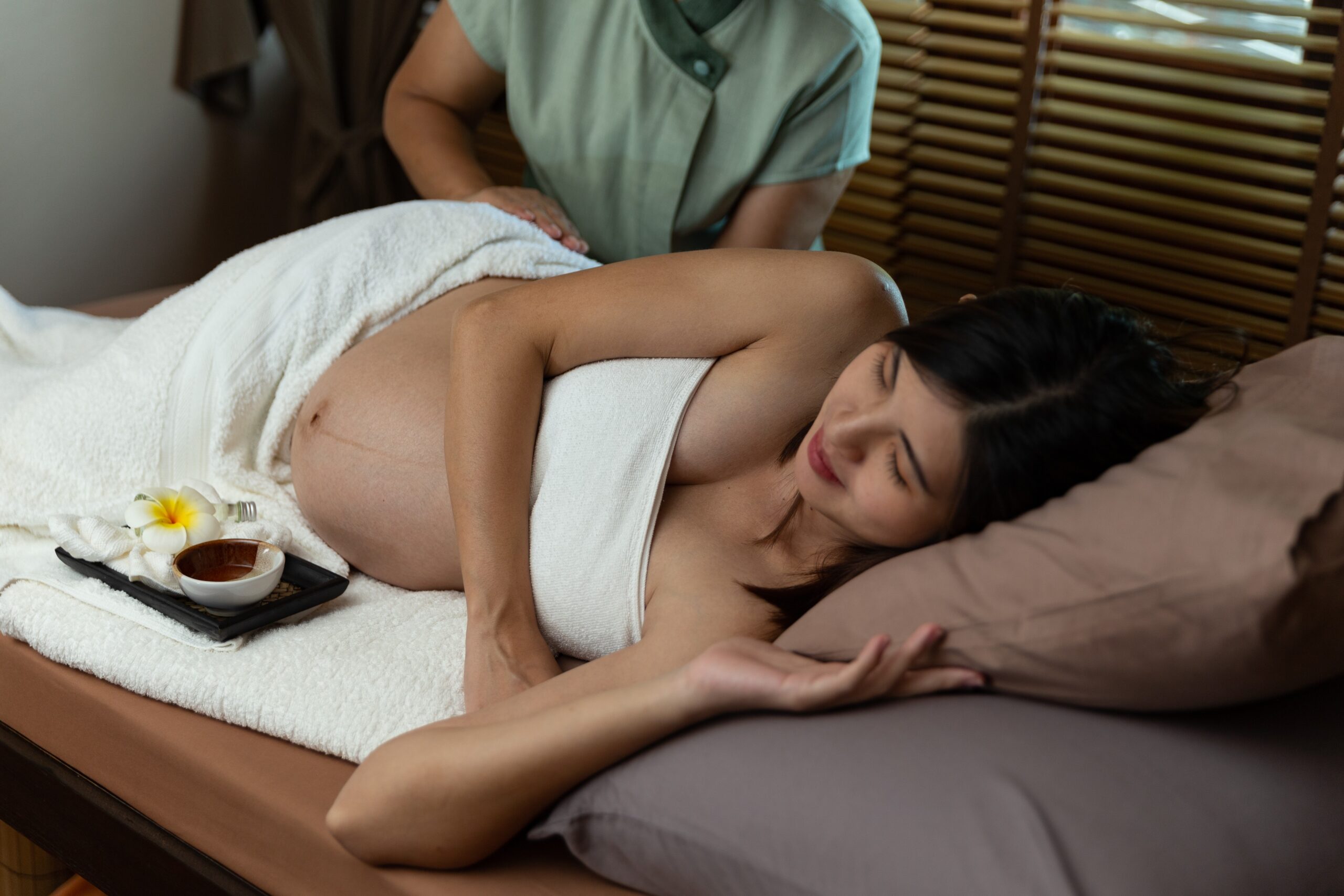 Zwangerschapsmassage-mixt-massage-middelharnis